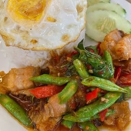 ผัดพริกแกงหมูกรอบราดข้าว