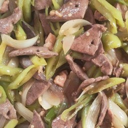 ผัดตับหมูพริกหยวกเป็นกับ