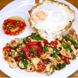 กะเพรา(กระเพรา)ไก่ราดข้าว