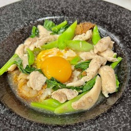 V8 ราดหน้าเส้นใหญ่กรอบไข่ลาวา