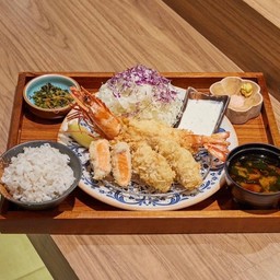 ชุดซีฟู้ด รอยัล (กุ้งจัมโบ้,หอยนางรม,แซลมอน)