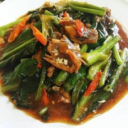ผัดคะน้าปลากระป๋อง