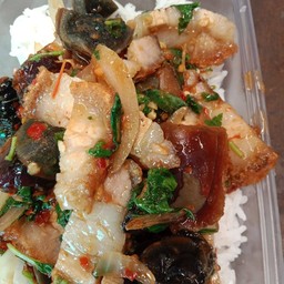 กระเพราหมูกรอบไข่เยี่ยวม้า