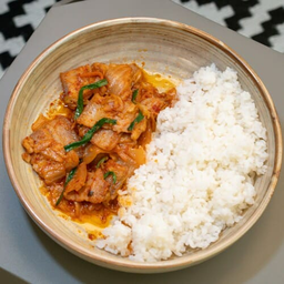ข้าวหมูสามชั้นผัดกิมจิ