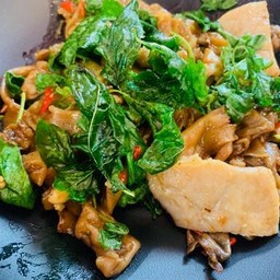 เส้นใหญ่ผัดกระเพราหมู