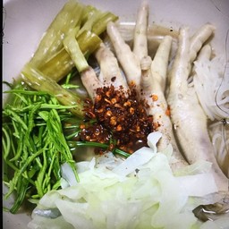 ข้าวปุ้นซาวน้ำปลาร้าตีนไก่