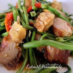 ข้าวราดผัดผักบุ้ง