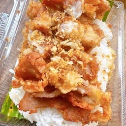 ข้าวหมูทอดกระเทียม พร้อมน้ำจิ้มแจ่ว
