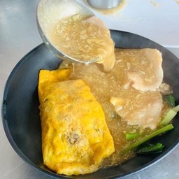 เส้นหมี่ห่อไข่ราดหน้าหมูนุ่ม