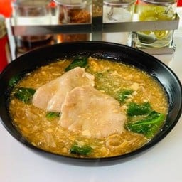 เส้นใหญ่ราดหน้าหมูนุ่ม