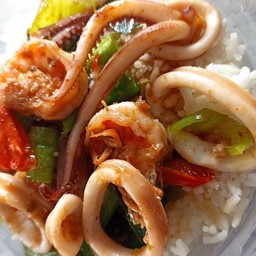 ข้าวผัดกระเพราทะเล (กุ้ง + หมึก)