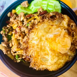 กะเพราหมูสับ หน่อไม้ ราดข้าว