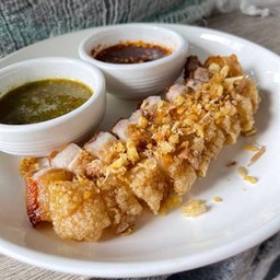 หมูกรอบทอดกระเทียม (กับข้าว)