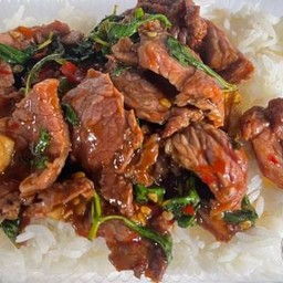 กะเพราเนื้อชิ้น ราดข้าว