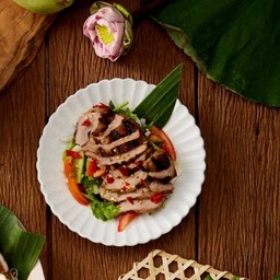 ยำสันคอหมูย่าง