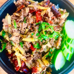 กะเพราเนื้อสับหน่อไม้ดอง ราดข้าว