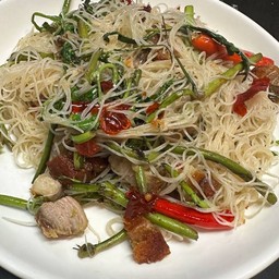 หมี่ผัดกระเฉด หมูกรอบ