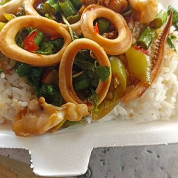 พริกแกงปลาหมึก(ราดาข้าว)