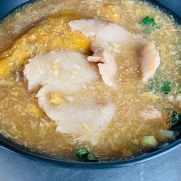 เส้นใหญ่ราดหน้าหมูห่อไข่