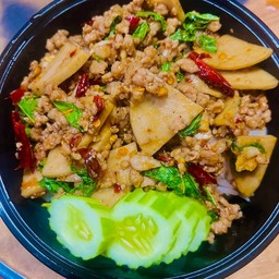 กะเพราหมูสับ หมูยอ ราดข้าว