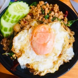 กะเพราหมูสับ พริกแห้ง ราดข้าว