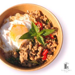 ข้าวหมูสับผัดพริกสดโหระพา - ฟรี! ไข่ดาว