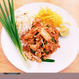 ผัดไทย หมูชิ้น(เส้นจันท์)ฟรีน้ำดื่ม 1 ขวด