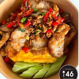 ข้าวไข่ข้นหมูกรอบคั่วพริกเกลือ