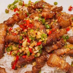 ้ข้าวราดหมูกรอบคั่วพริกเกลือ