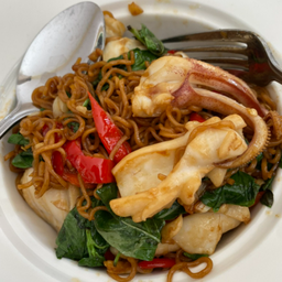 มาม่าผัดโหระพาปลาหมึก