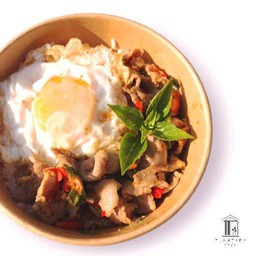 ข้าวหมูสันคอสไลซ์ผัดพริกสดโหระพา - ฟรี! ไข่ดาว