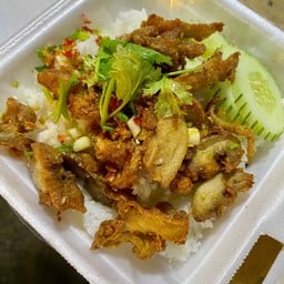 ข้าวราดไก่กรอบผัดพริกเกลือ