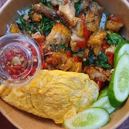 กระเพราหมูกรอบราดข้าว+ไข่เจียว