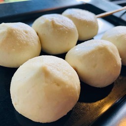 ลูกชิ้นซาลาเปา ใส้เนื้อปลาเห็ดหอม ย่าง