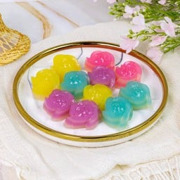 ขนมชั้นดอกไม้ 16 ชิ้น (กล่อง C008 สีขาว)