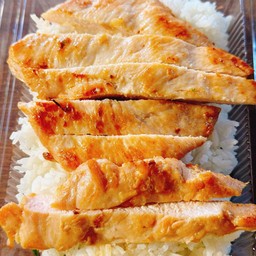 ข้าวอบไก่ย่าง (เนื้อล้วน) พร้อมน้ำจิ้มแจ่ว