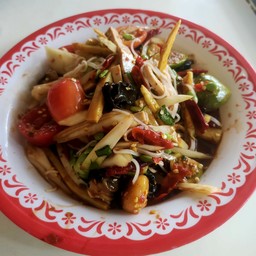 ตำสามหอ (หอยเชอรี่ หมูยอ หน่อไม้)