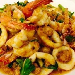 กุ้ง-หมึกผัดไข่เค็มกับข้าว