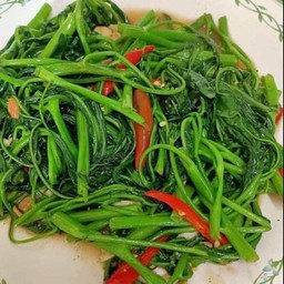 ผักบุ้งไฟแดงหมูกรอบ