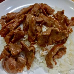 เนื้อผัดซอสราดข้าว (ที่ร้านใช้เนื้อติดมันเท่านั้นค่ะ)