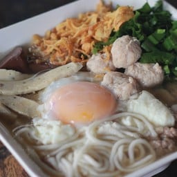 ก๋วยจั๊บญวนกะเพรา เจ๊ฟาง ม.หอการค้า