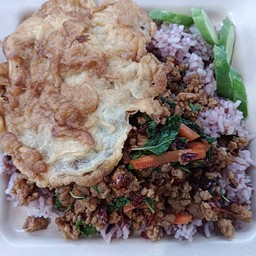 ผัดกะเพราราดข้าว