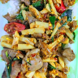 ผัดหน่อไม้เครื่องในไก่