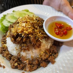 ข้าวเนื้อโคขุนสับผัดกระเทียม