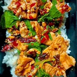 ข้าวกะเพราหมูชิ้น
