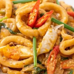 ปลาหมึกผัดไข่เค็มราดข้าว