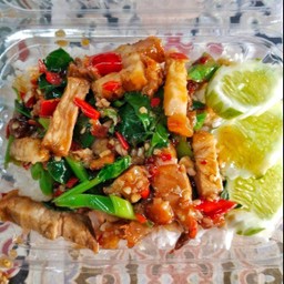 ผัดคะน้าหมูกรอบ