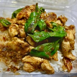 ผัดพริกแกงไก่ราดข้าว