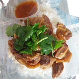 ข้าวหอมมะลิหน้าหมูตุ๋น