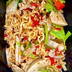ยำมาม่าหมูสับ+หมูยอ
